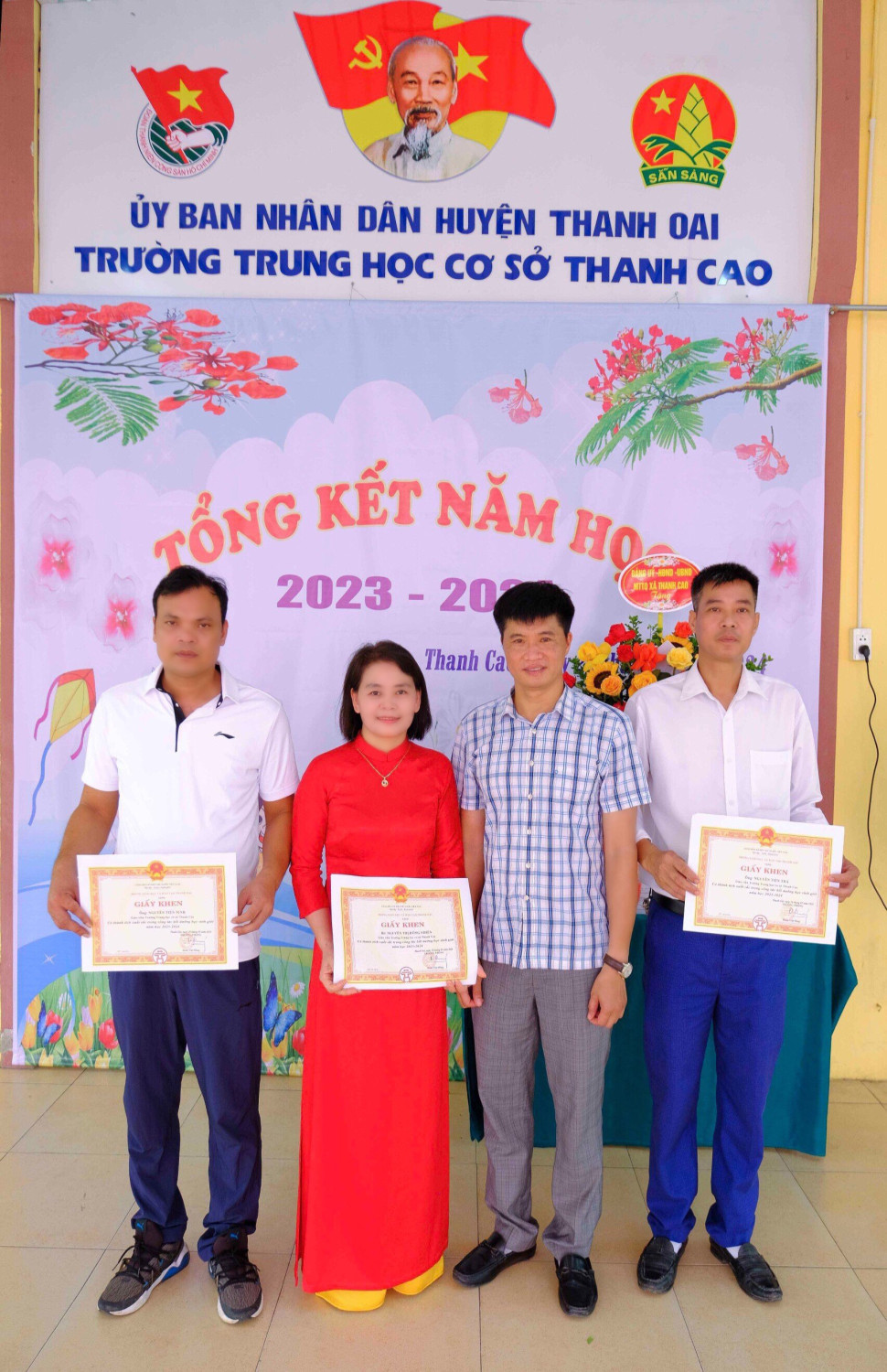 Bí thư đảng ủy tặng giấy khen jpg 1